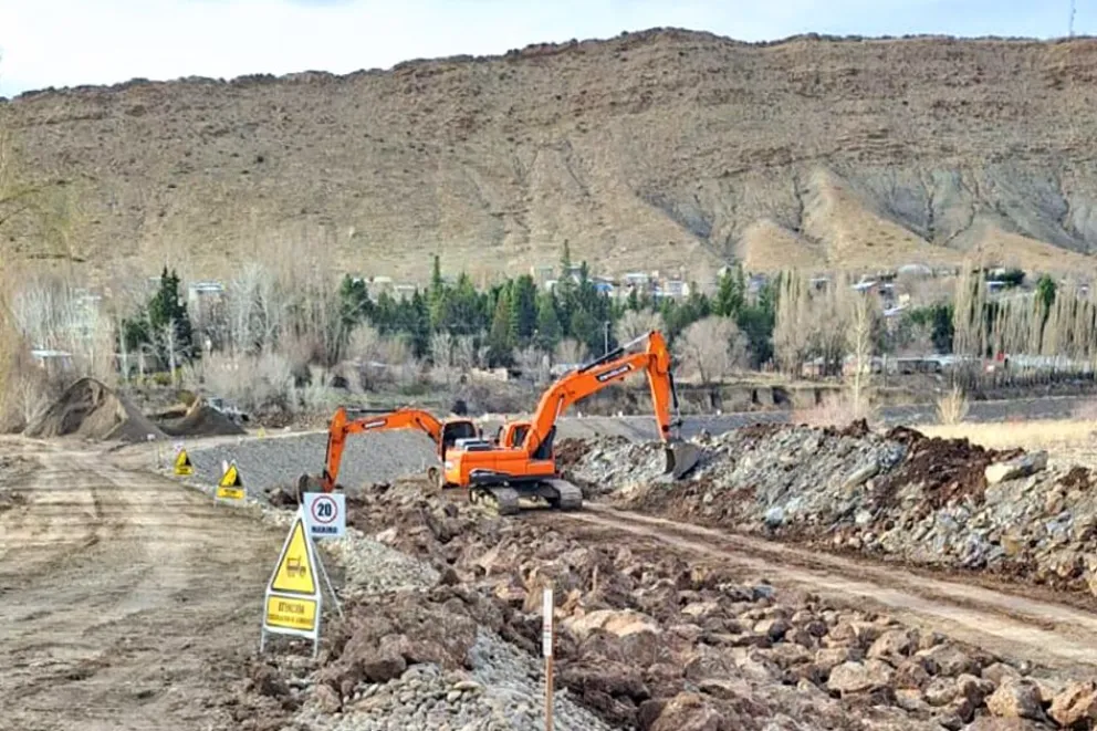 Avanza la obra de defensa costera del río Curí Leuvú en Chos Malal